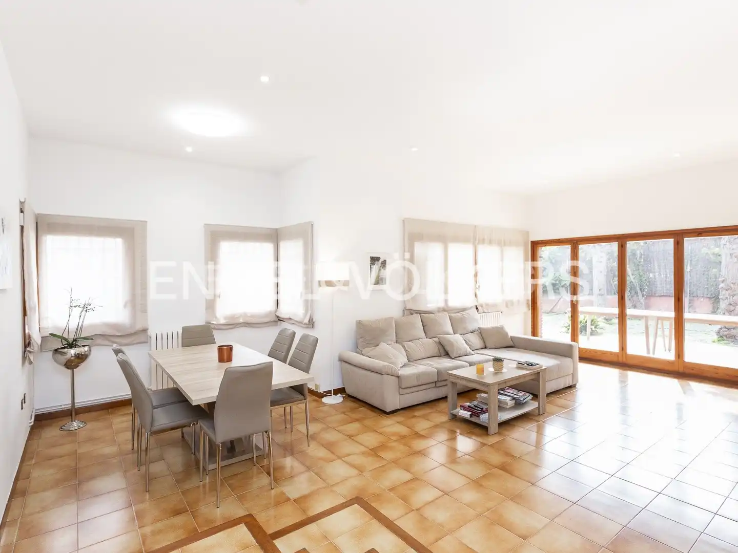 Sala d'estar de Casa o xalet en venda en Vilanova i la Geltrú amb Calefacció, Jardí privat i Terrassa