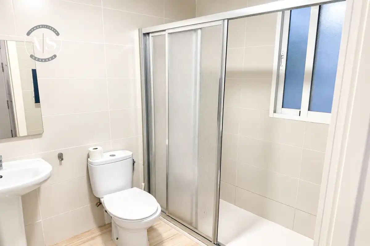 Bathroom of Flat for rent in Ronda