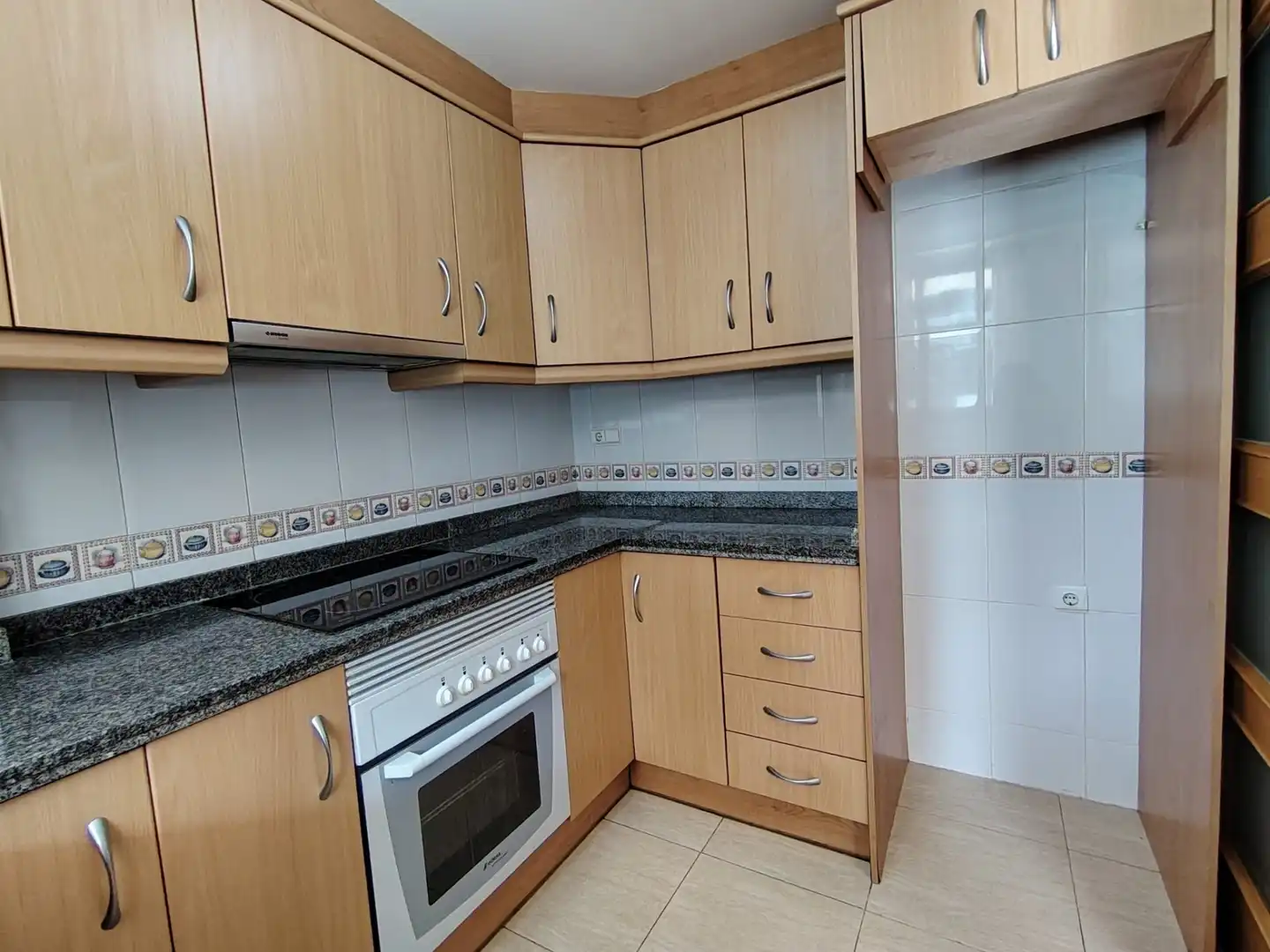 Küche von Einfamilien-Reihenhaus zum Verkauf in Oropesa del Mar / Orpesa mit Terrasse, Abstellraum und Ofen