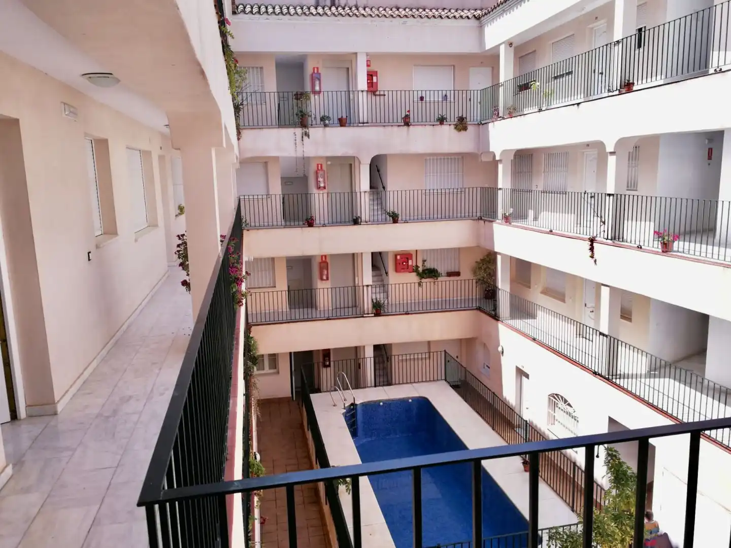 Schwimmbecken von Wohnung zum Verkauf in Sanlúcar la Mayor mit Klimaanlage, Heizung und Abstellraum