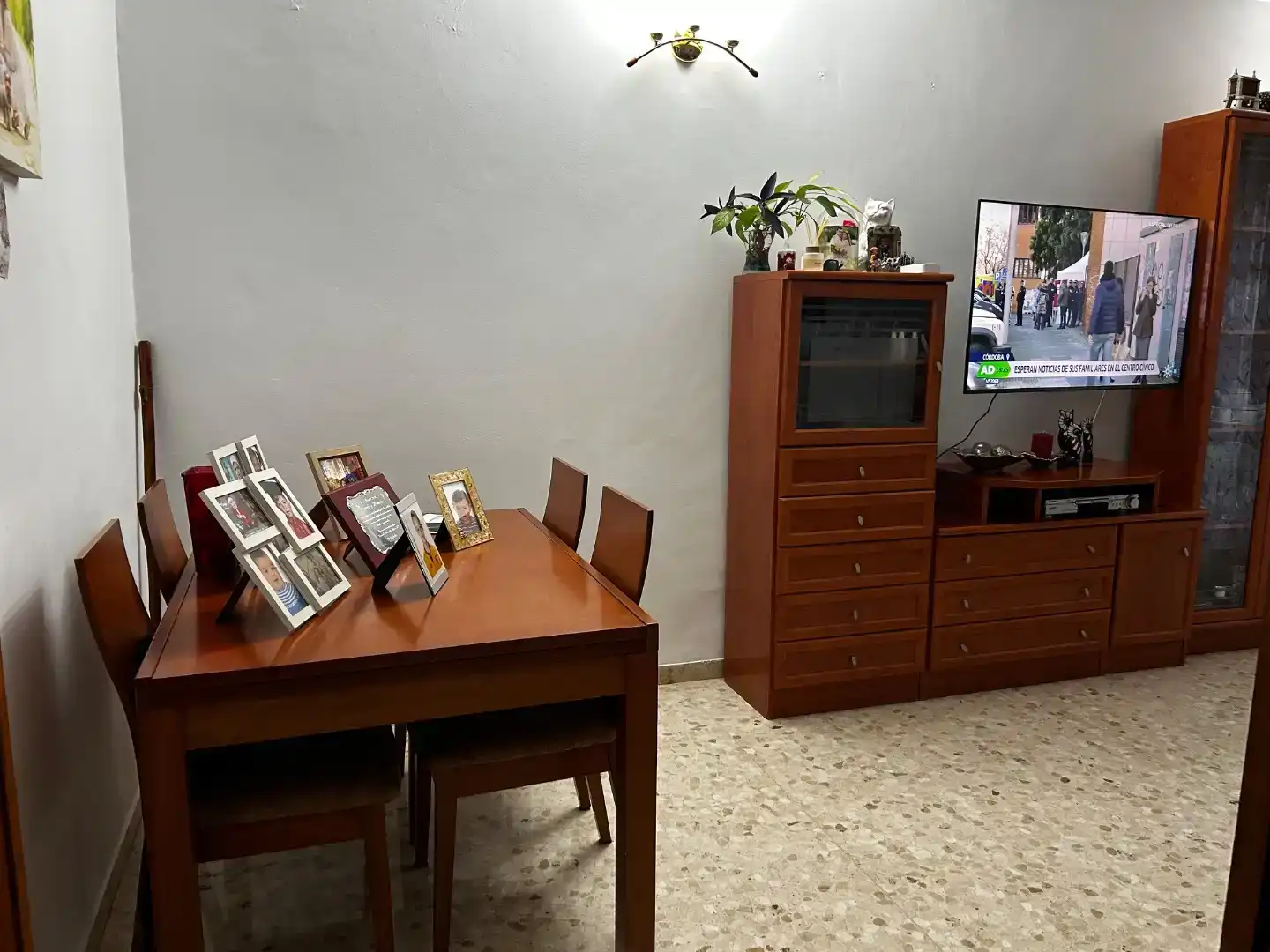 Sala d'estar de Casa adosada en venda en La Rinconada amb Aire condicionat i Balcó