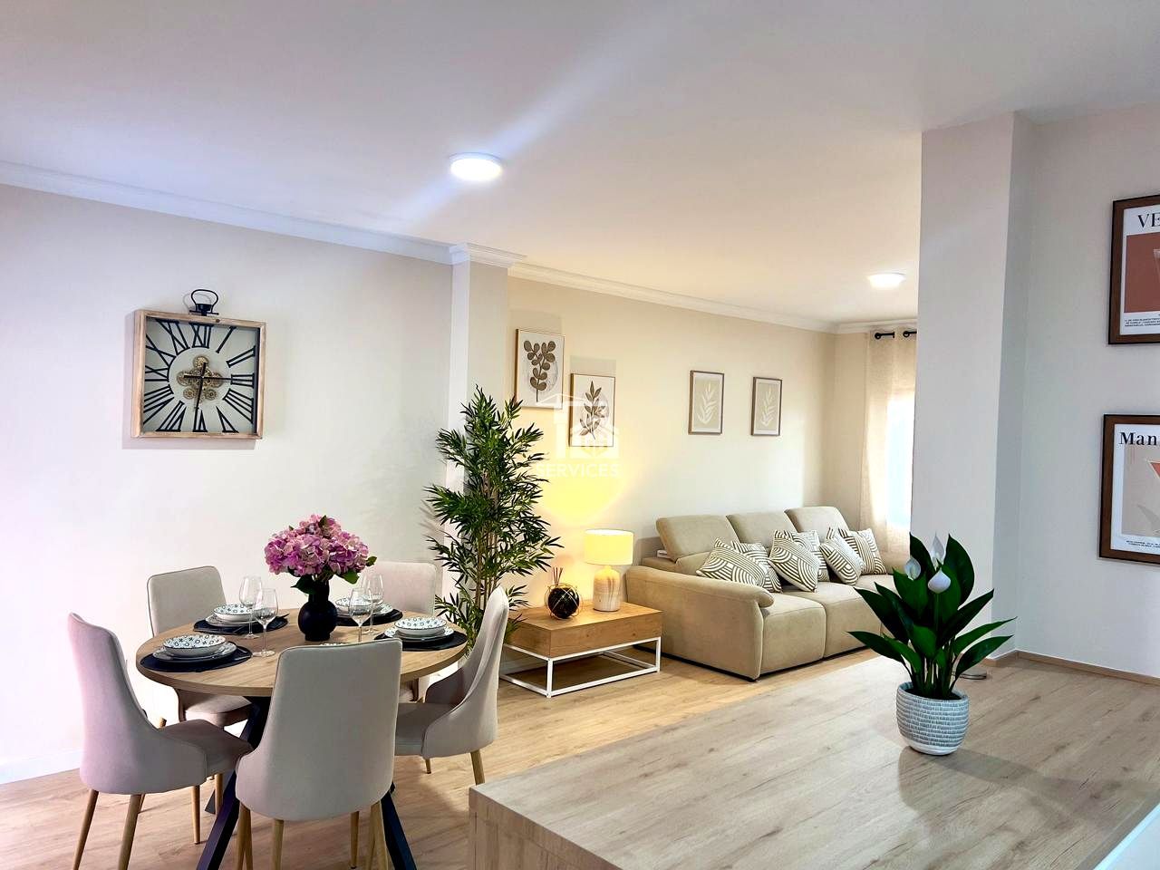 Sala d'estar de Casa adosada en venda en Adeje amb Aire condicionat, Jardí privat i Terrassa
