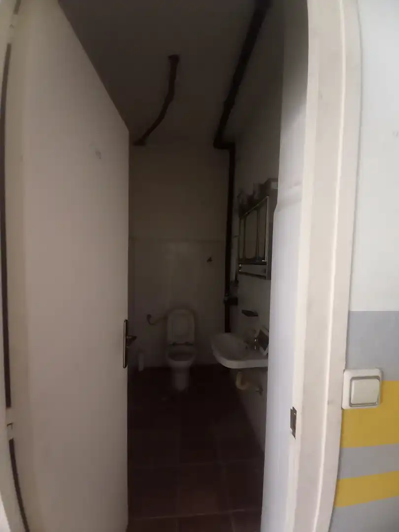 Bany de Local en venda en Esplugues de Llobregat amb Alarma