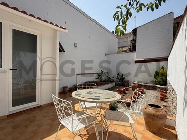 Casa rustica con balcone in affitto a PI I MARGALL