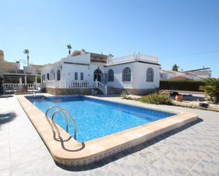 Piscina de Casa o xalet en venda en Torrevieja amb Aire condicionat, Jardí privat i Terrassa