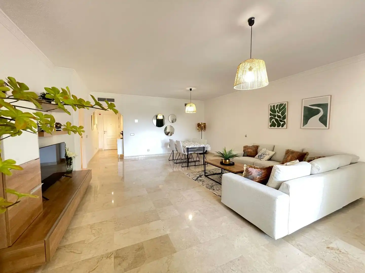 Sala de estar de Apartamento en venta en Benahavís con Terraza, Amueblado y Piscina comunitaria