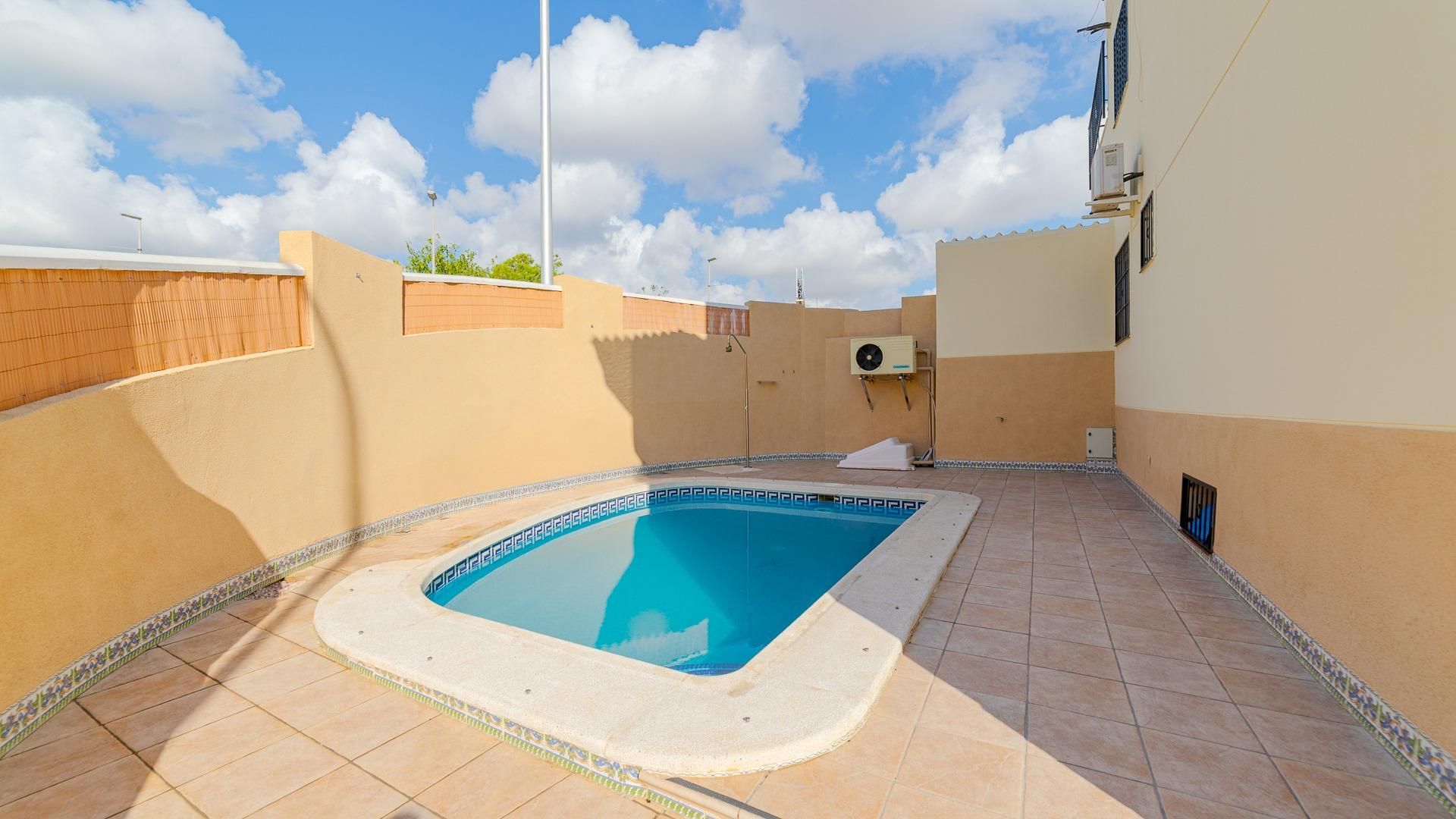 Piscina de Casa o xalet en venda en Orihuela amb Jardí privat, Terrassa i Piscina