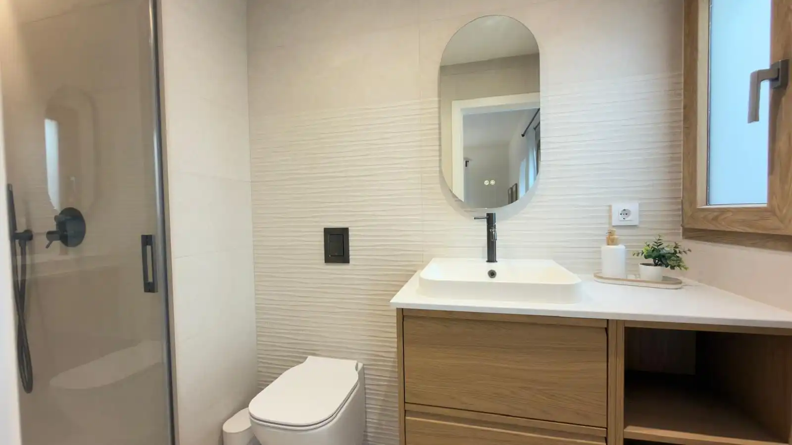 Bathroom of Houses for sale in Alaquàs  with Air Conditioner, Terrace and Furnished