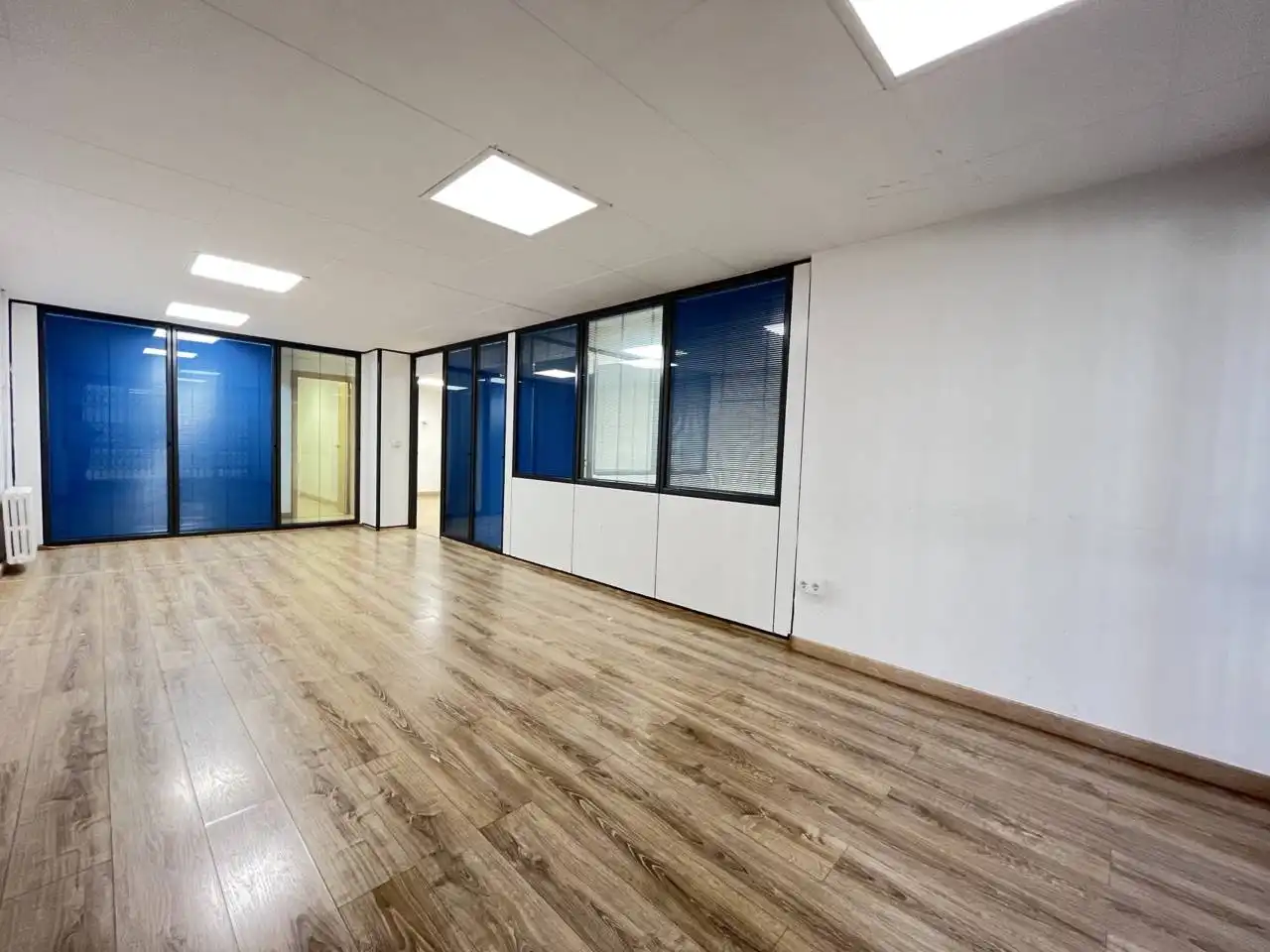 Büro zur Miete in Barcelona mit Klimaanlage, Heizung und Alarm