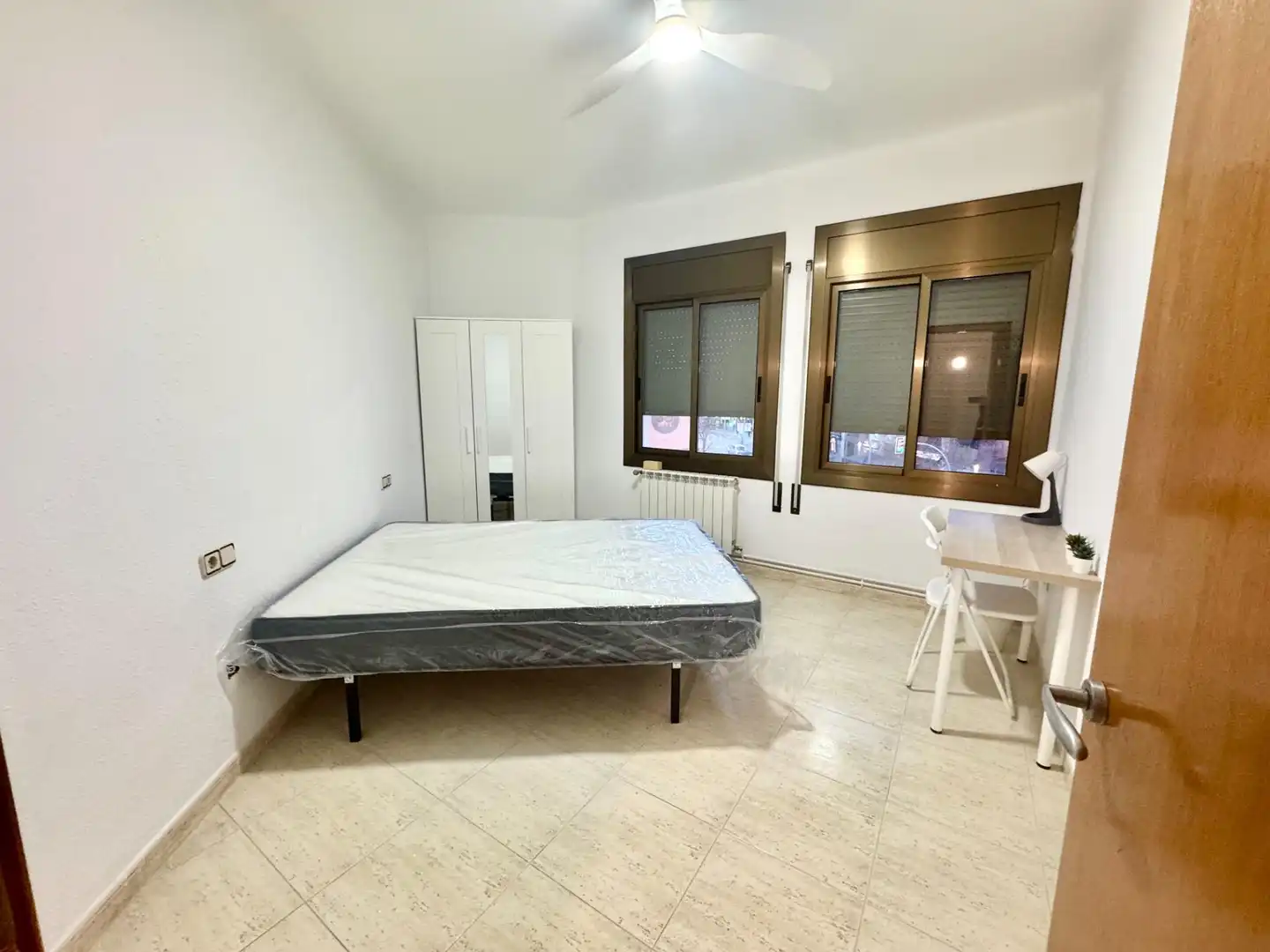 Bedroom of Flat for share in Manresa