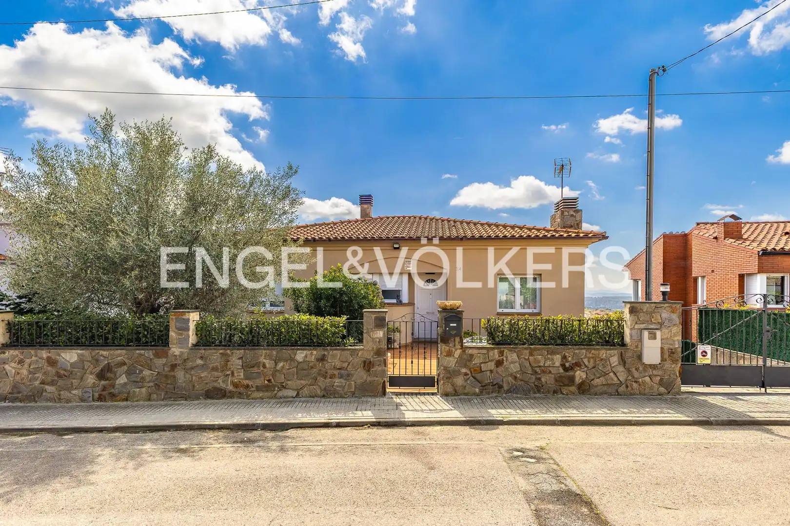 Vista exterior de Casa o xalet en venda en Castellar del Vallès amb Aire condicionat, Calefacció i Jardí privat