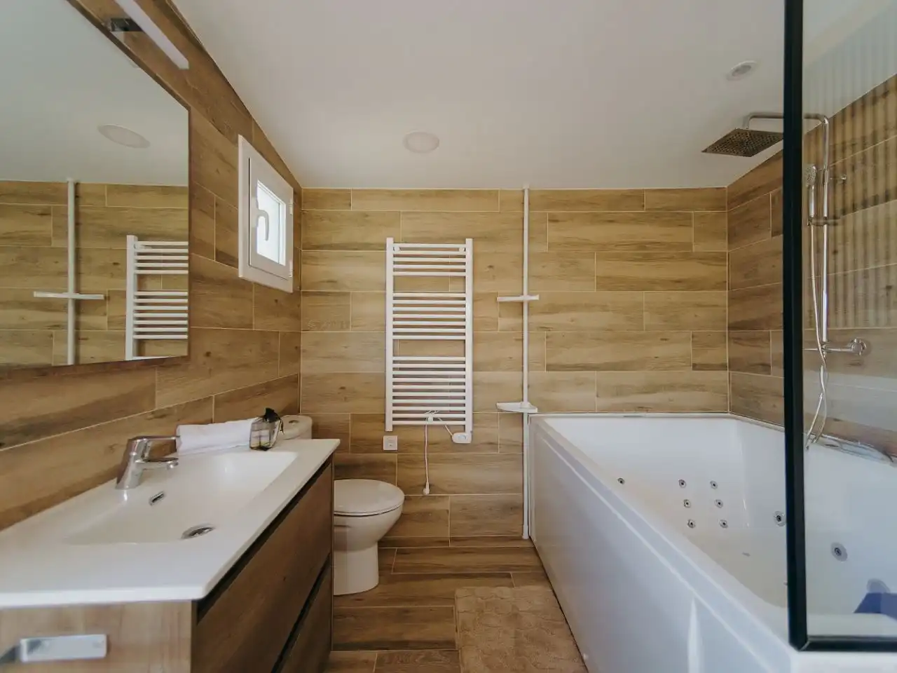 Badezimmer von Wohnung zur Miete in Castell d'Aro, Platja d'Aro i s'Agaró mit Klimaanlage und Terrasse