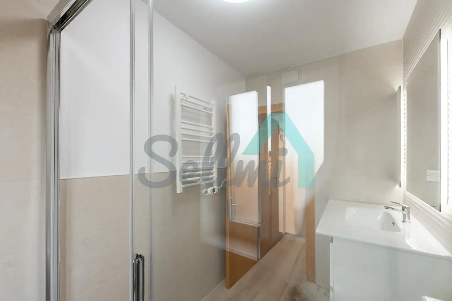 Bathroom of Flat for rent in Oviedo   with Heating and Storage room