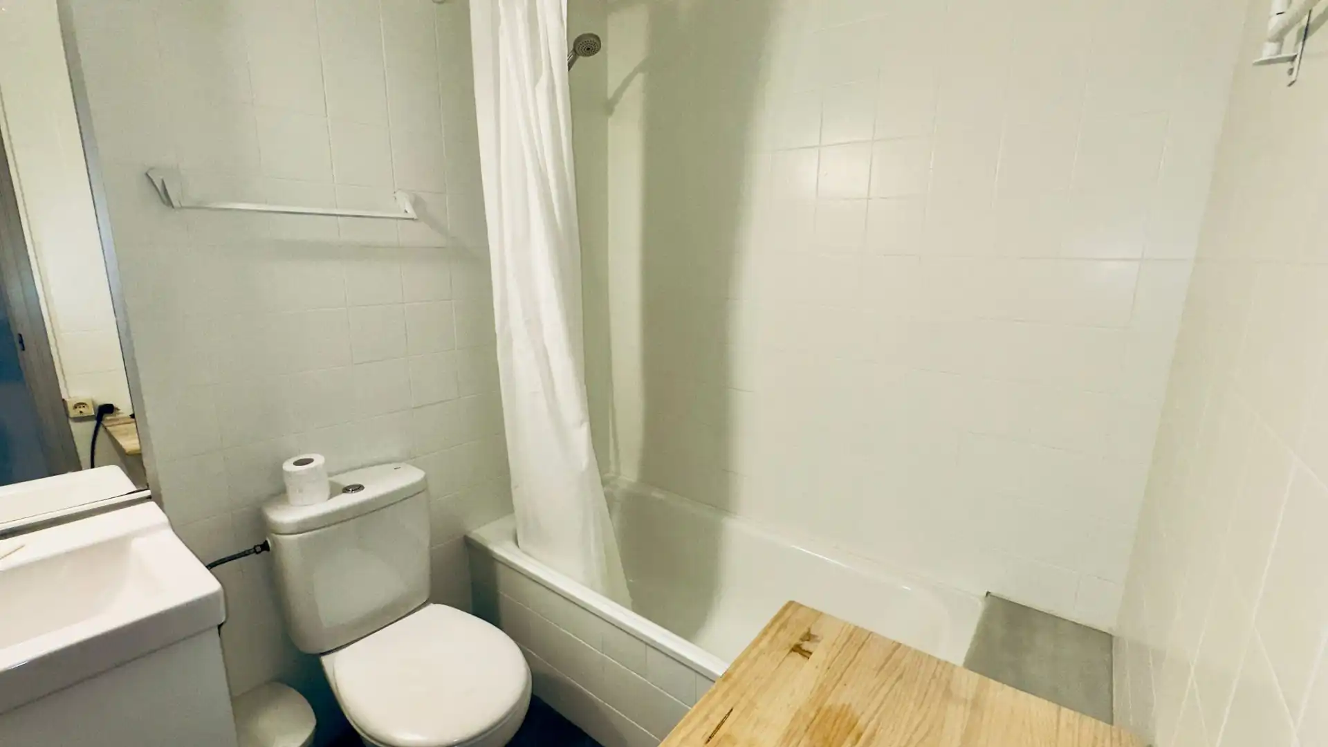 Baño de Piso en venta en L'Estartit con Terraza, Amueblado y Lavadora