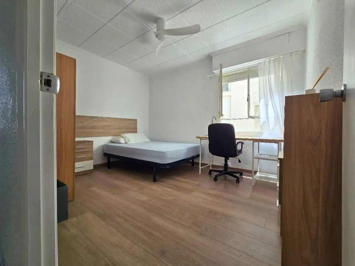 Habitación de Piso de alquiler en Elche / Elx con Amueblado y Balcón