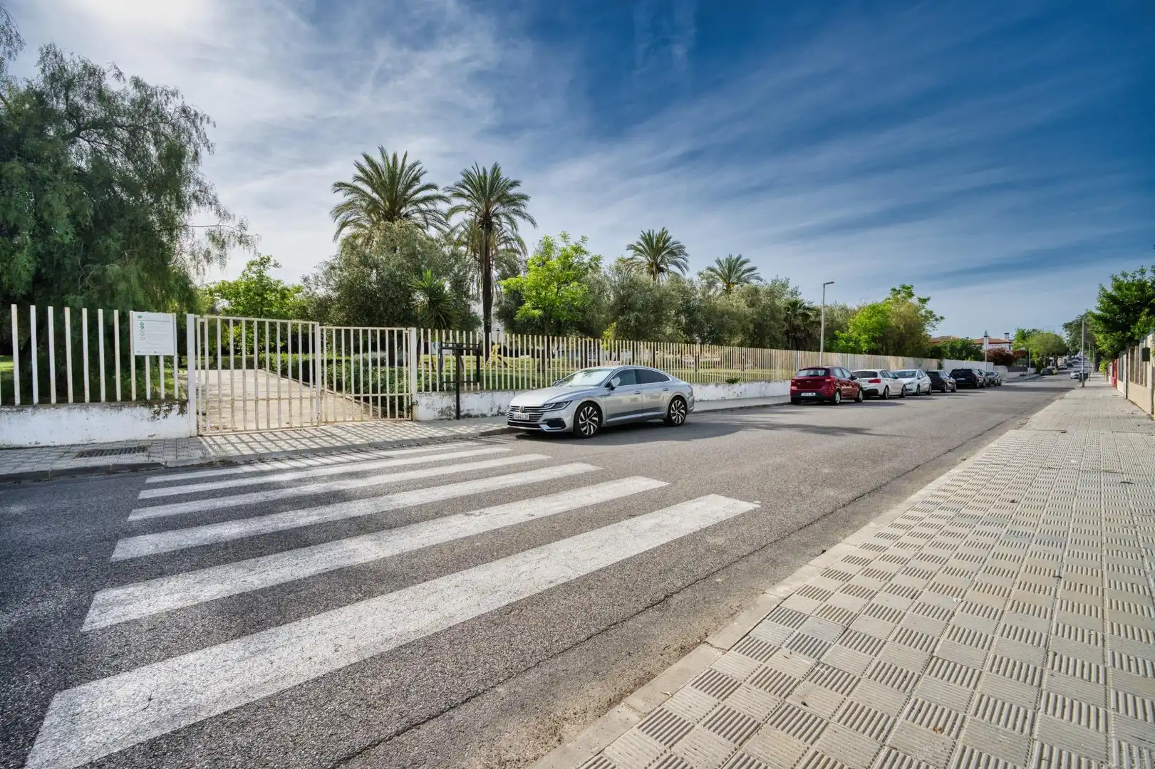 Vista exterior de Casa o xalet en venda en Espartinas amb Jardí privat, Terrassa i Traster