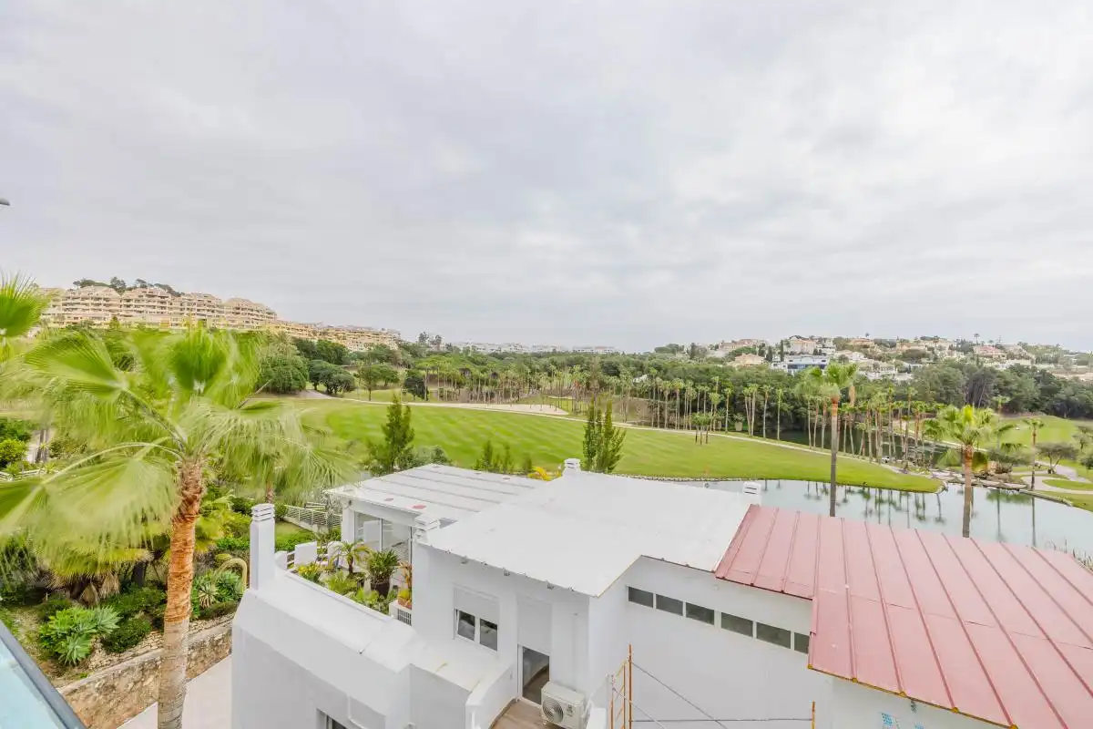 Vista exterior de Casa adosada en venda en Benalmádena amb Aire condicionat, Calefacció i Jardí privat