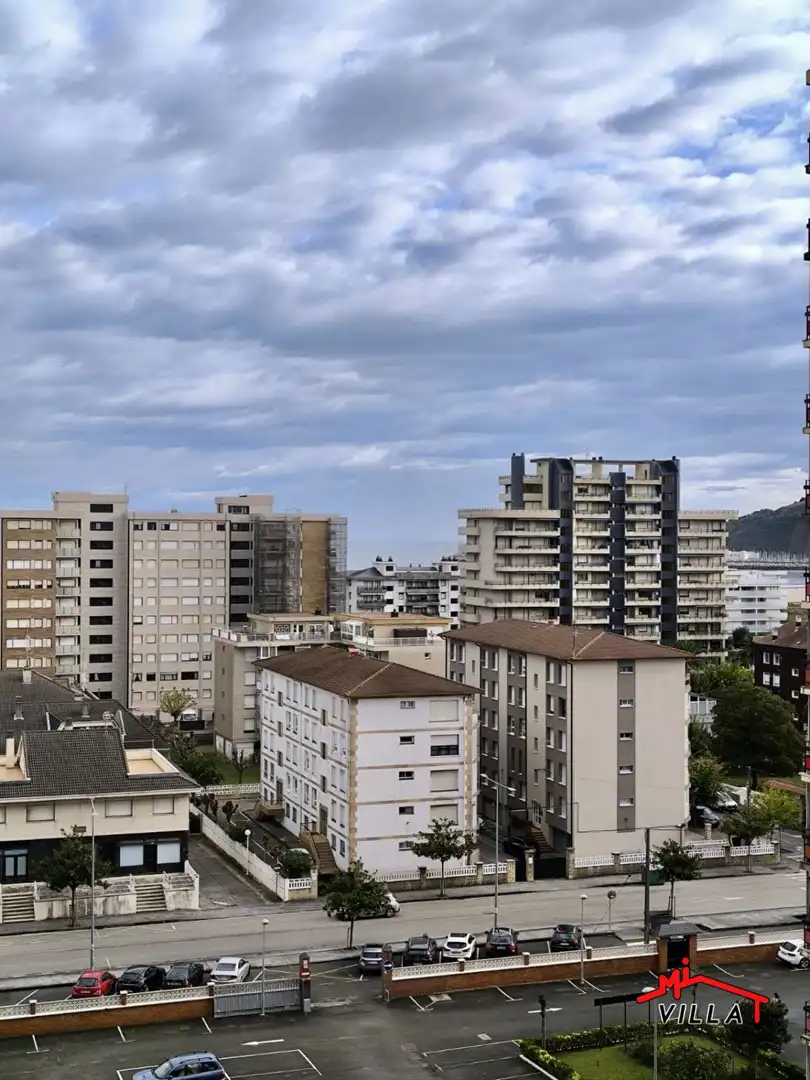 Vista exterior de Piso en venta en Laredo con Calefacción, Terraza y Amueblado