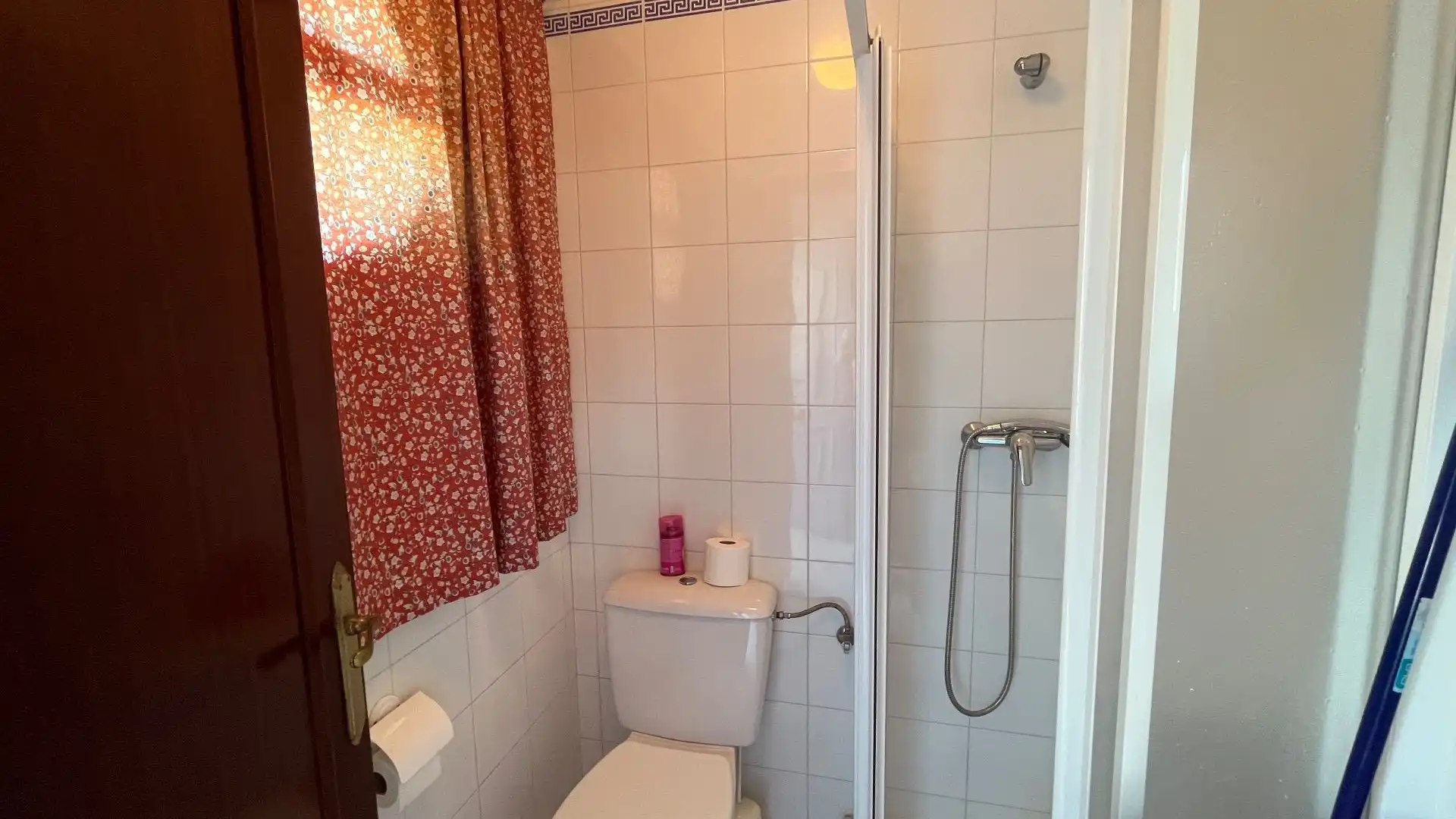 Badezimmer von Maisonette zum Verkauf in Chipiona mit Privatgarten