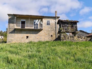 Casa amb jardí en venda a San Cristovo de Cea