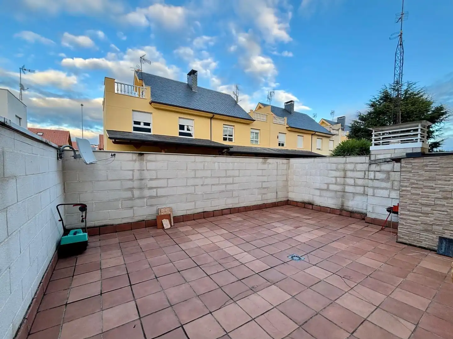 Vista exterior de Casa adosada en venda en Ponferrada amb Calefacció i Jardí privat