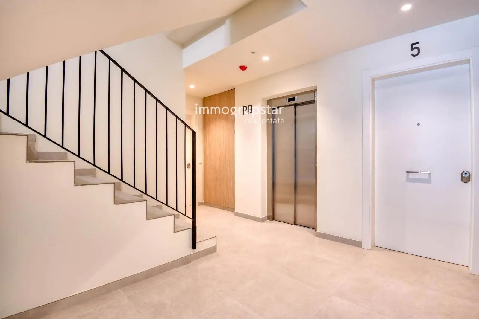Appartamento con terrazza in vendita a Calle de Gràcia, imagen 2