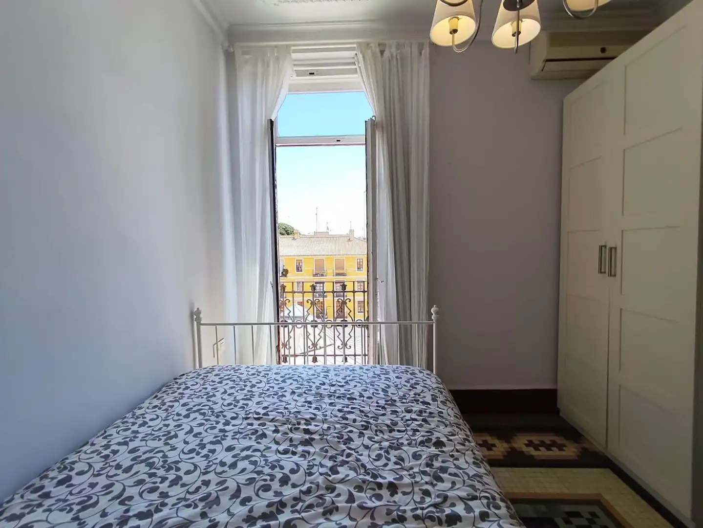 Schlafzimmer von Wohnung zur Miete in Valencia mit Klimaanlage, Möbliert und Balkon