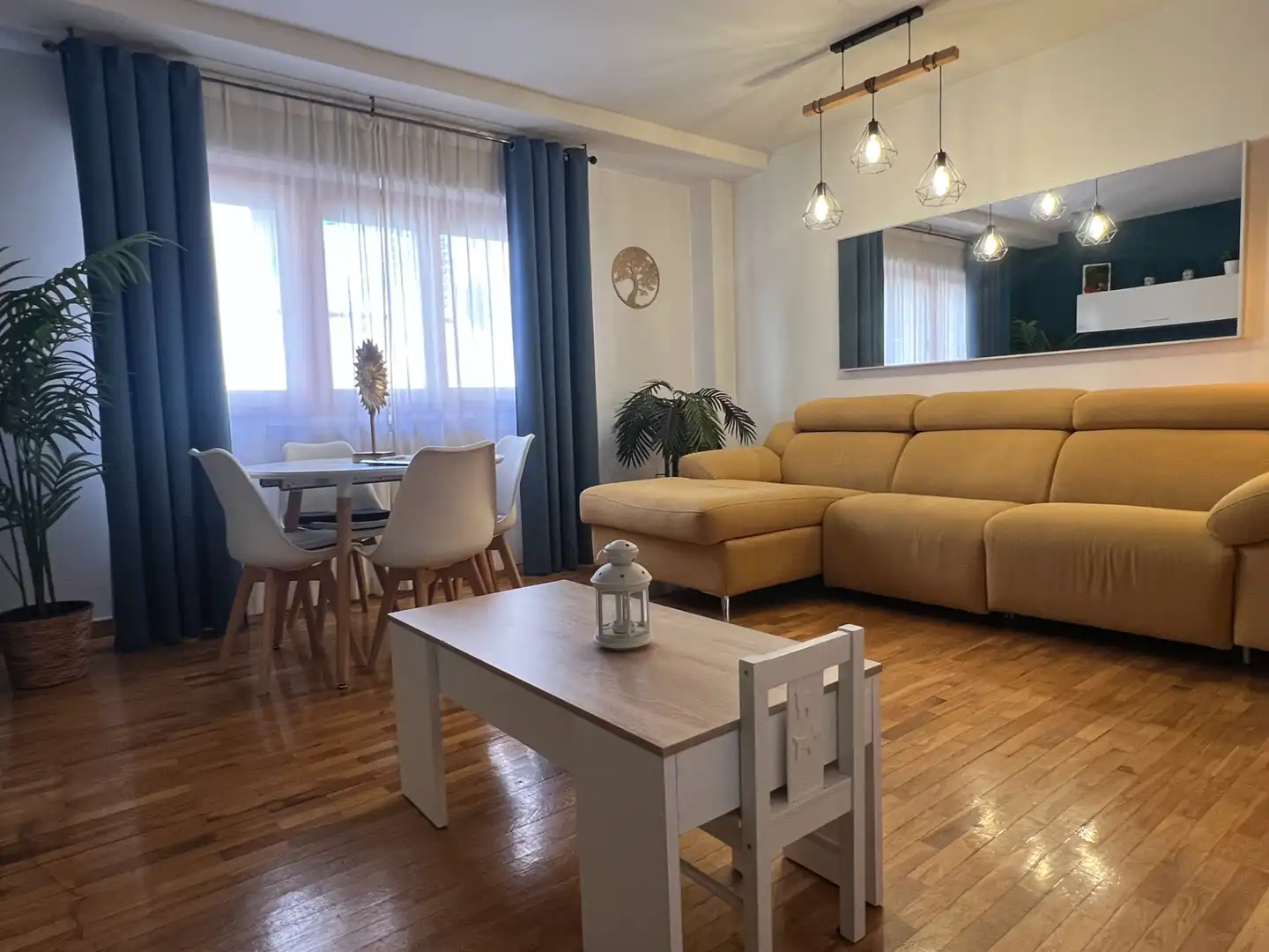 Sala d'estar de Pis en venda en Sabiñánigo amb Calefacció, Parquet i Terrassa