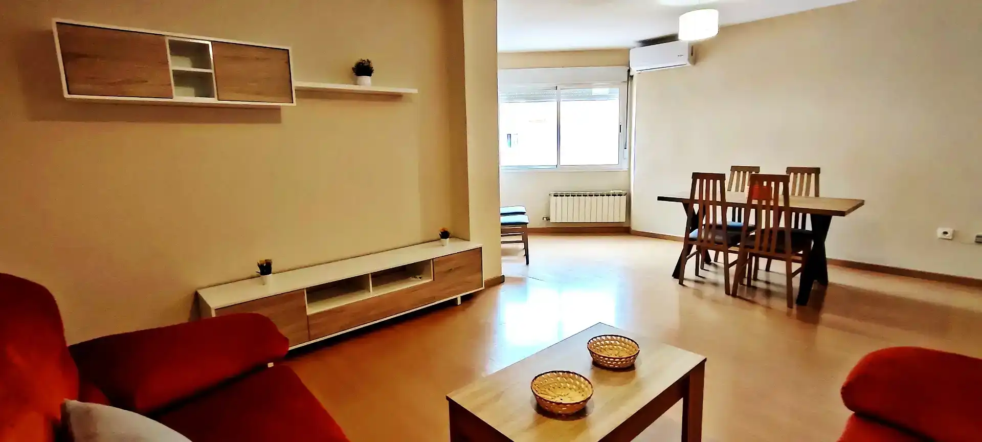 Sala d'estar de Pis de lloguer en Úbeda amb Aire condicionat, Parquet i Moblat