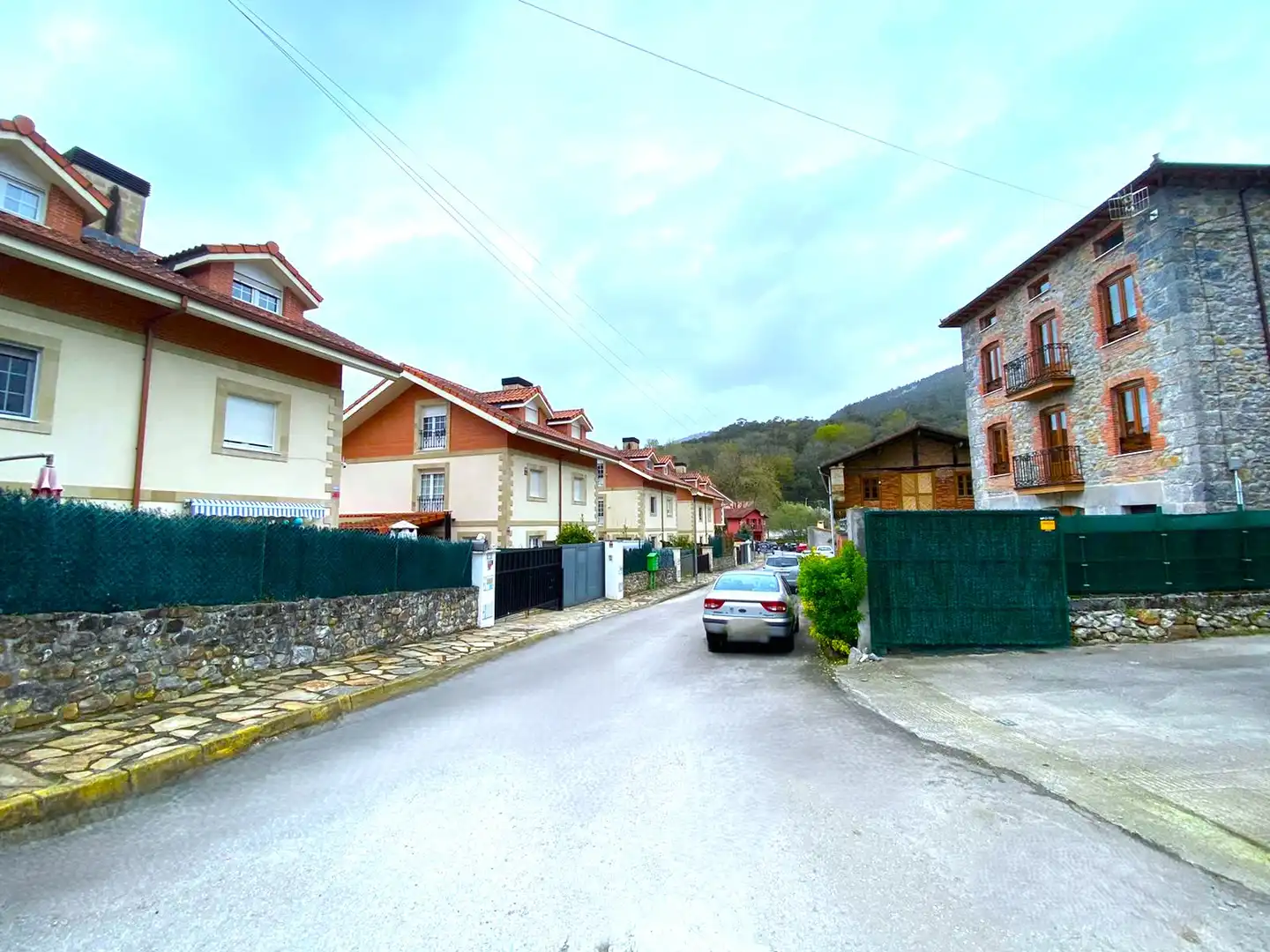Außenansicht von Einfamilien-Reihenhaus zum Verkauf in Guriezo mit Heizung, Privatgarten und Abstellraum