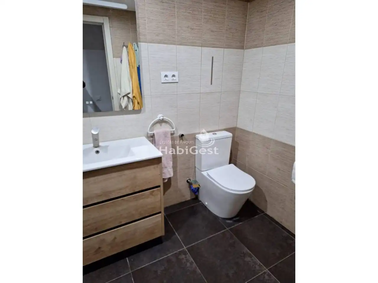 Badezimmer von Maisonette zum Verkauf in Sils mit Klimaanlage, Terrasse und Gemeinschaftspool