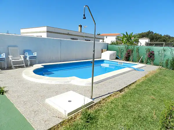 Schwimmbecken von Einfamilien-Reihenhaus zur Miete in Conil de la Frontera mit Klimaanlage, Privatgarten und Schwimmbad