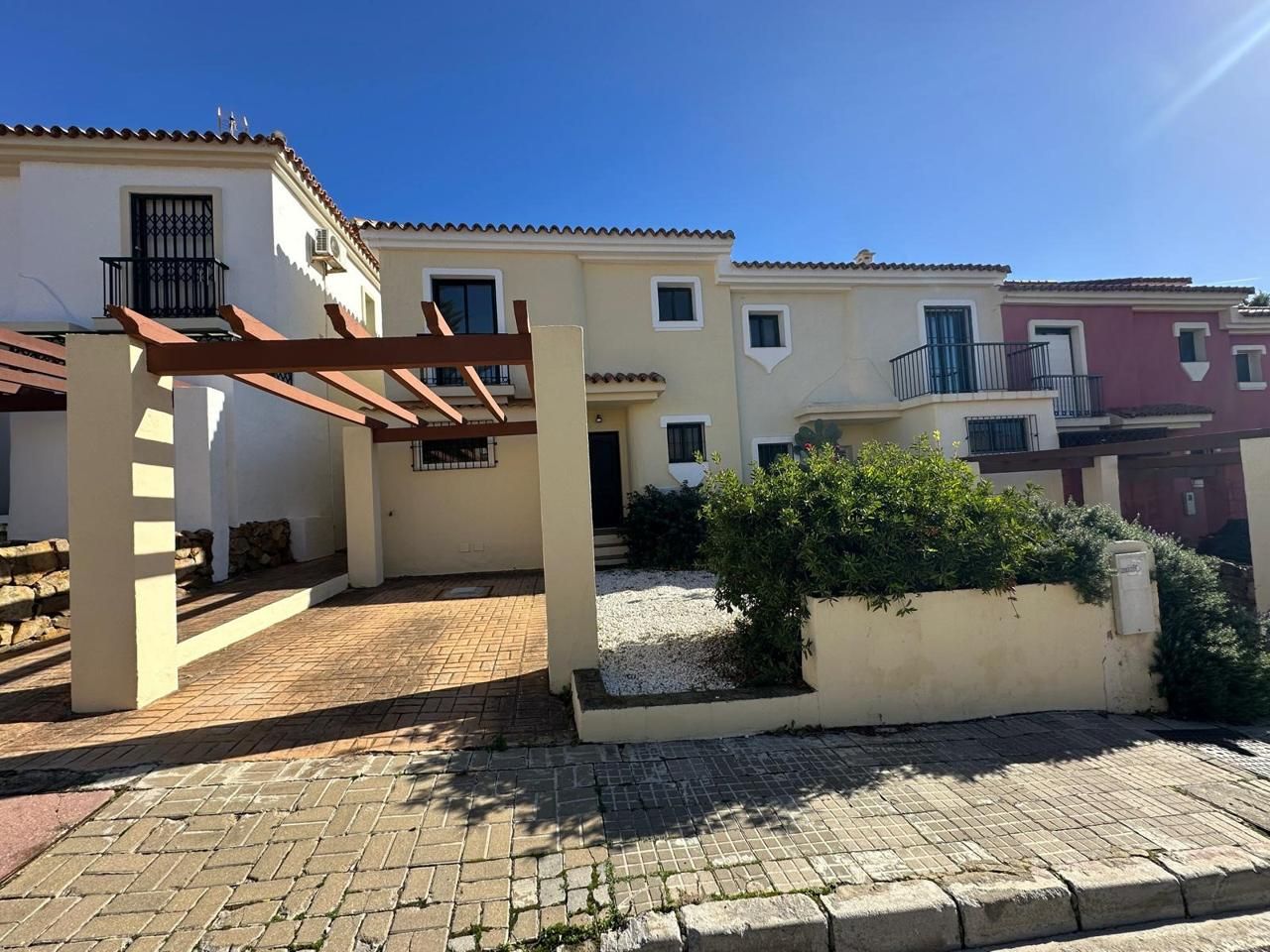 Casa adosada en venda a La Duquesa