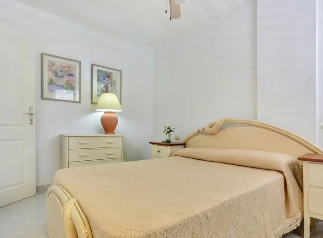 Habitación de Apartamento en venta en Adeje con Amueblado, Balcón y Piscina comunitaria
