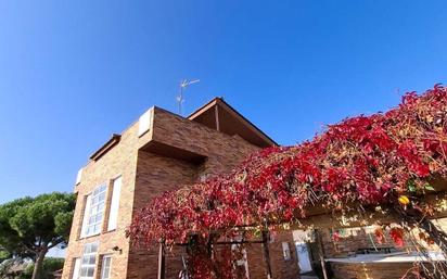 Vista exterior de Casa o xalet en venda en Móstoles amb Calefacció, Jardí privat i Terrassa