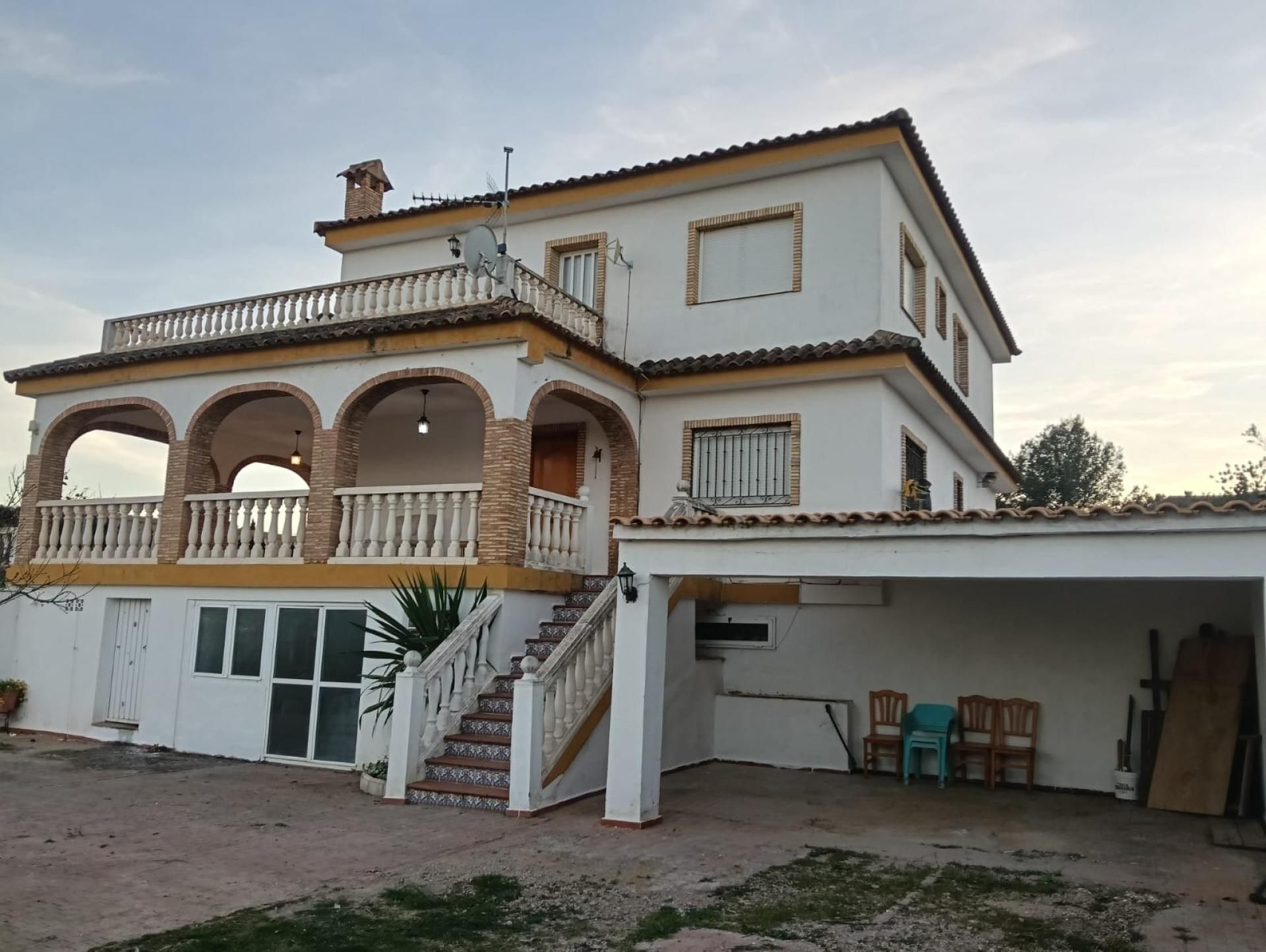 Vista exterior de Finca rústica en venda en Chiva amb Aire condicionat, Piscina i Balcó