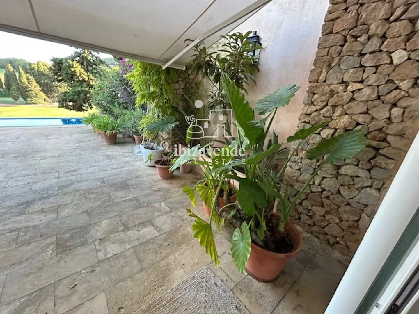 Garten von Einfamilien-Reihenhaus zur Miete in Santa Eulària des Riu mit Klimaanlage, Heizung und Parkett