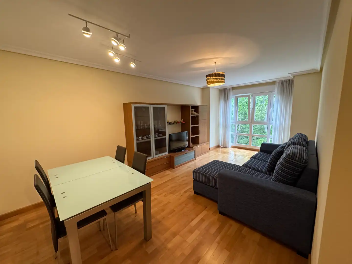 Sala de estar de Piso en venta en Ribadesella con Calefacción, Parquet y Trastero