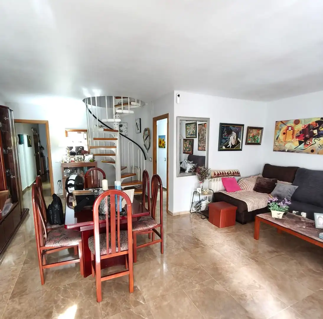 Wohnzimmer von Maisonette zum Verkauf in L'Hospitalet de Llobregat mit Klimaanlage, Heizung und Balkon