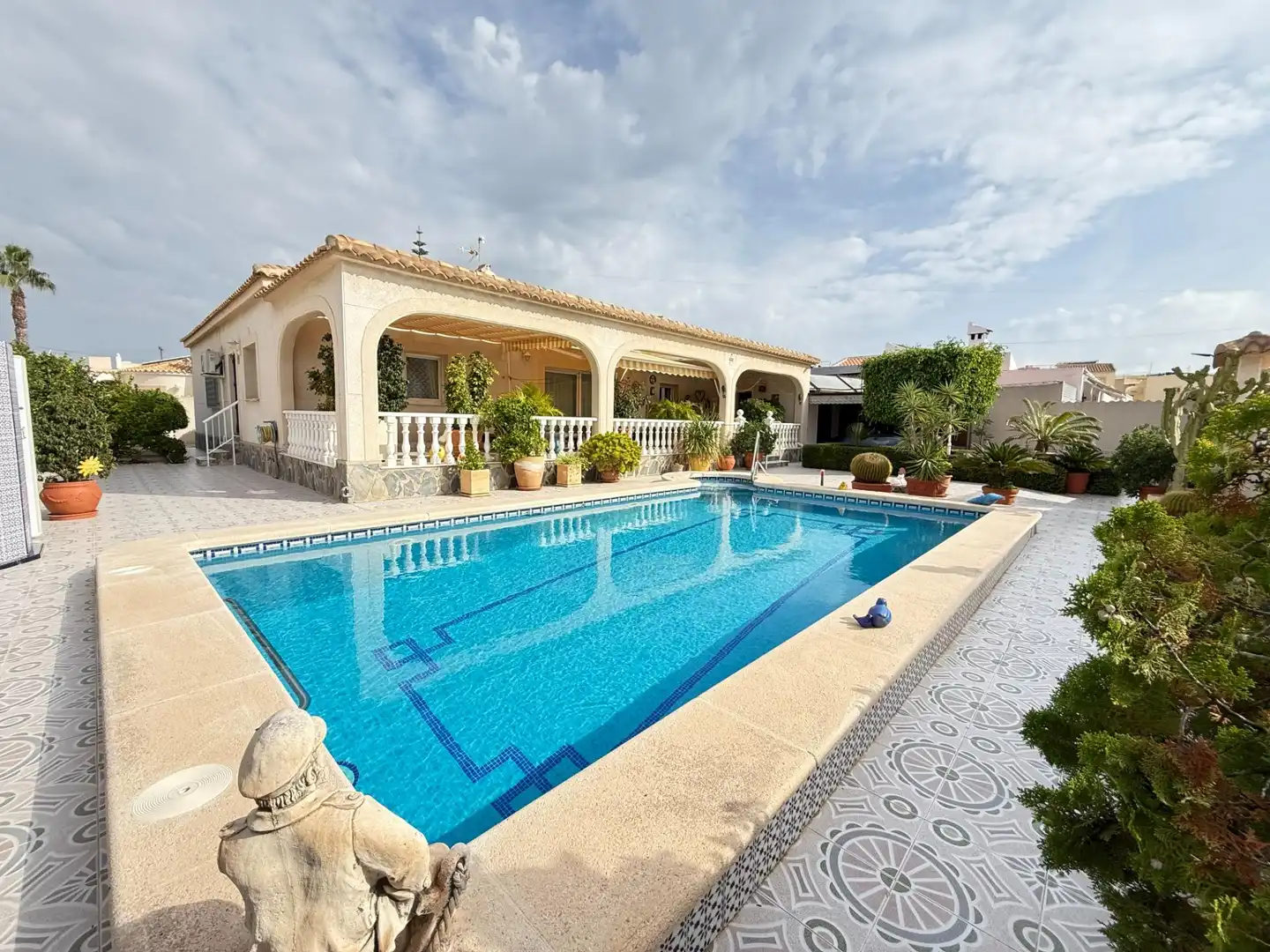 Villa con piscina in vendita a Zona Carrefour - Urbanizaciones