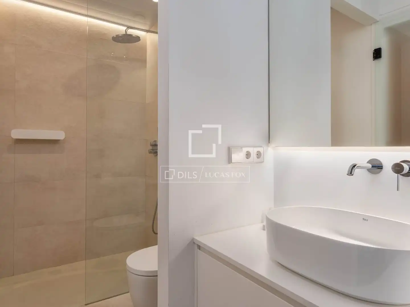 Bathroom of Flat for sale in Girona  with Air Conditioner, Parquet flooring and Furnished