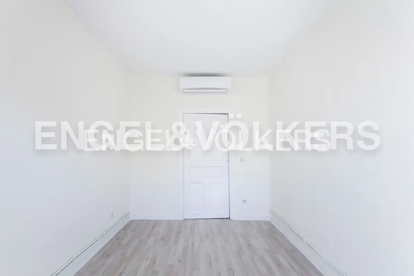 Attic for rent in Madrid  with Air Conditioner, Heating and Parquet flooring