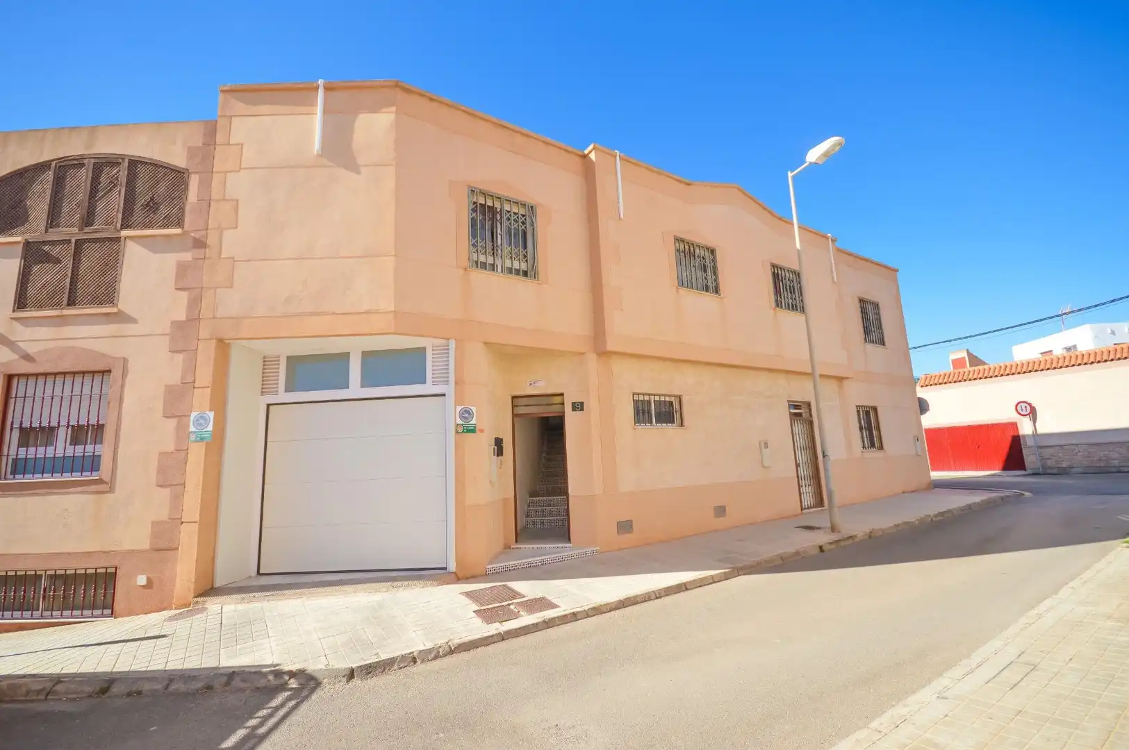 Außenansicht von Einfamilien-Reihenhaus zum Verkauf in Almería mit Klimaanlage und Abstellraum