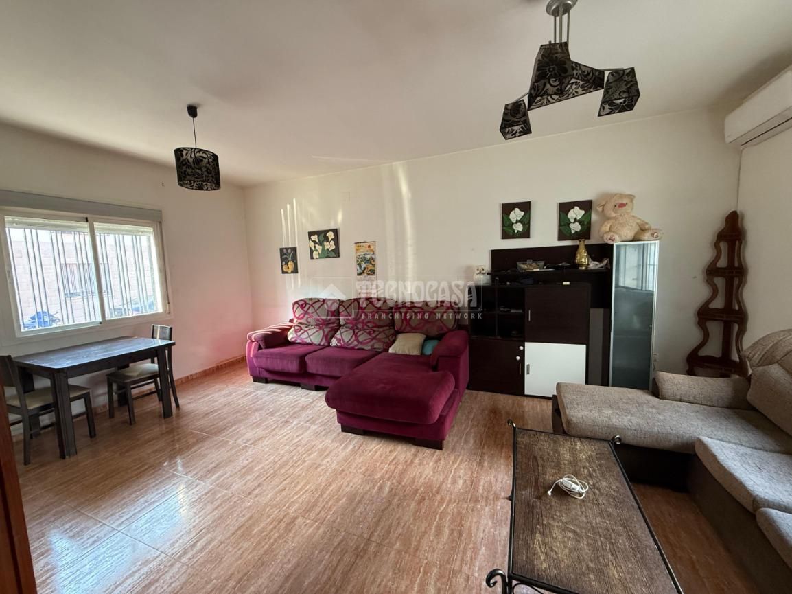 Sala d'estar de Casa adosada en venda en La Carolina amb Aire condicionat i Jardí privat