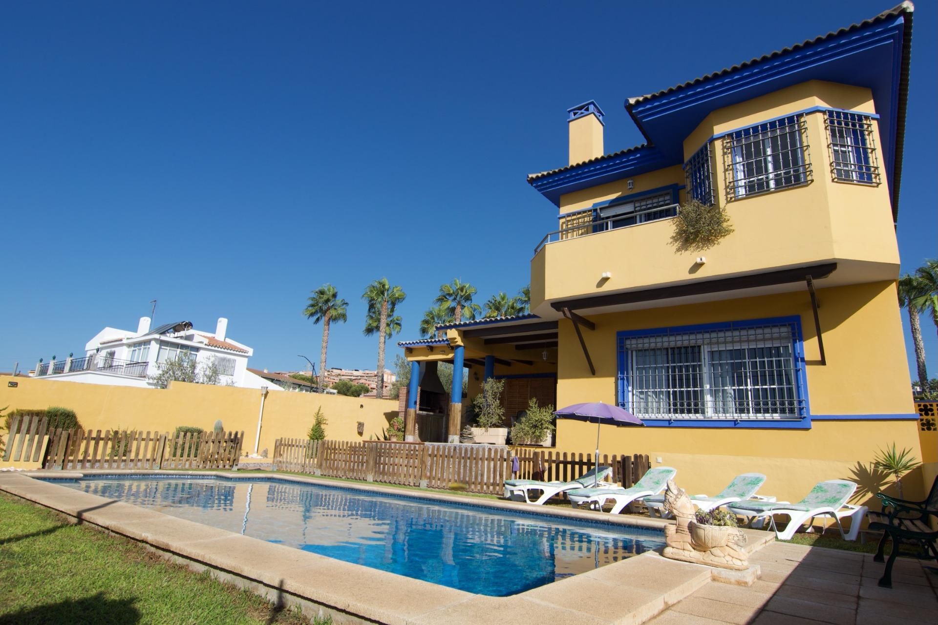 Vista exterior de Casa o xalet en venda en Rincón de la Victoria amb Aire condicionat, Calefacció i Jardí privat