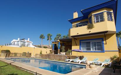 Vista exterior de Casa o xalet en venda en Rincón de la Victoria amb Aire condicionat, Calefacció i Jardí privat