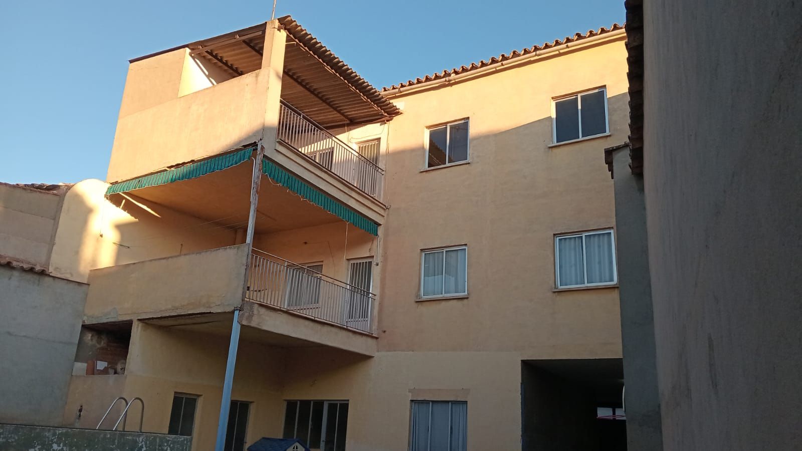 Exterior view of Building for sale in Alcázar de San Juan  with Community pool