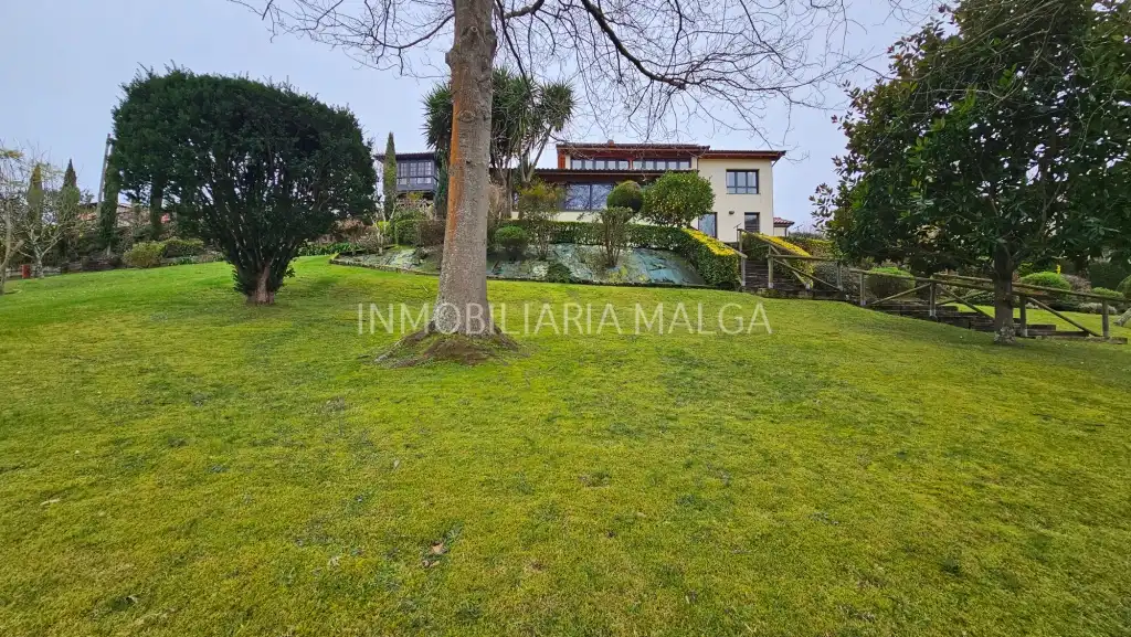 Vista exterior de Casa o chalet en venta en Colunga con Calefacción, Jardín privado y Parquet