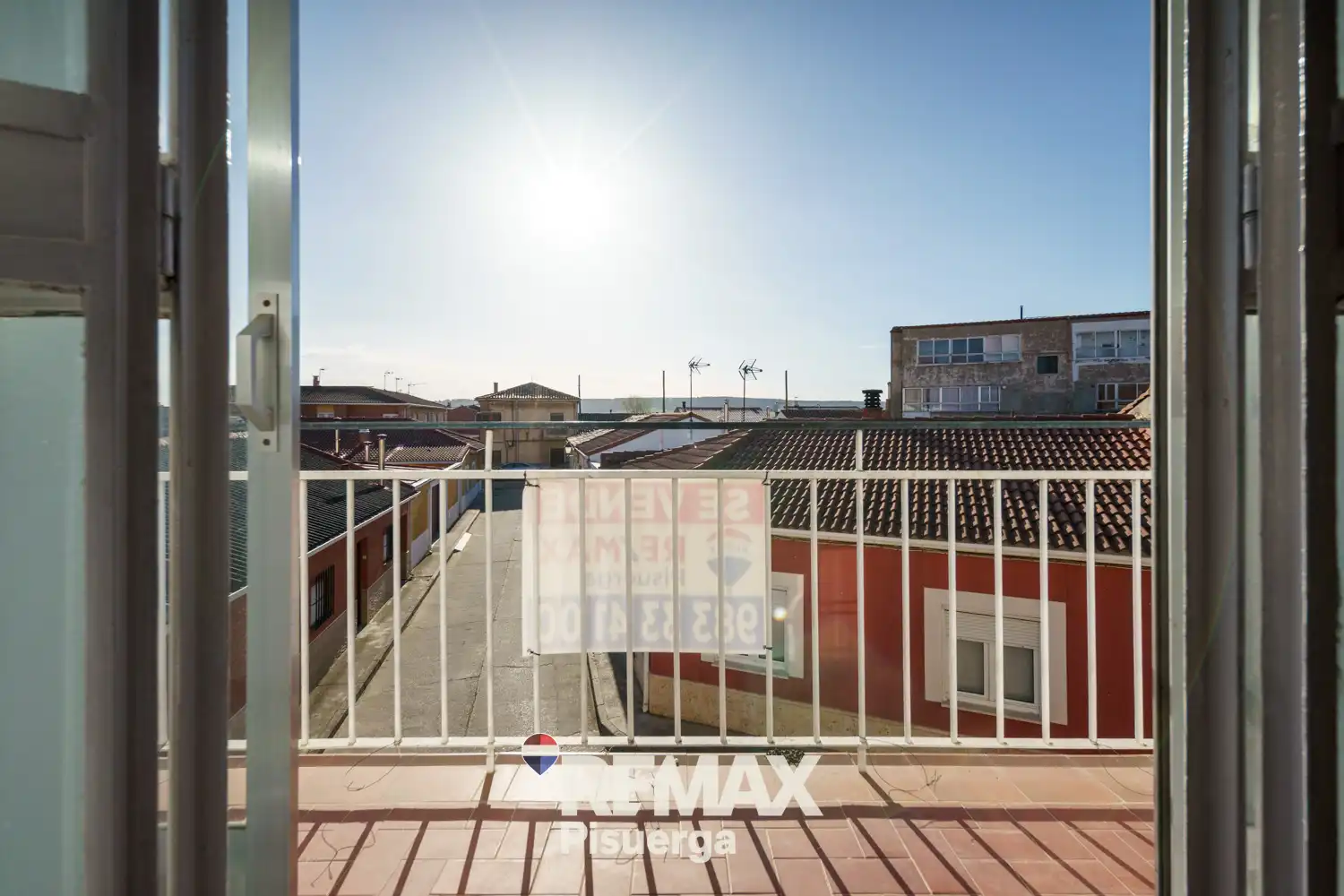 Vista exterior de Casa o xalet en venda en Venta de Baños amb Jardí privat, Terrassa i Traster