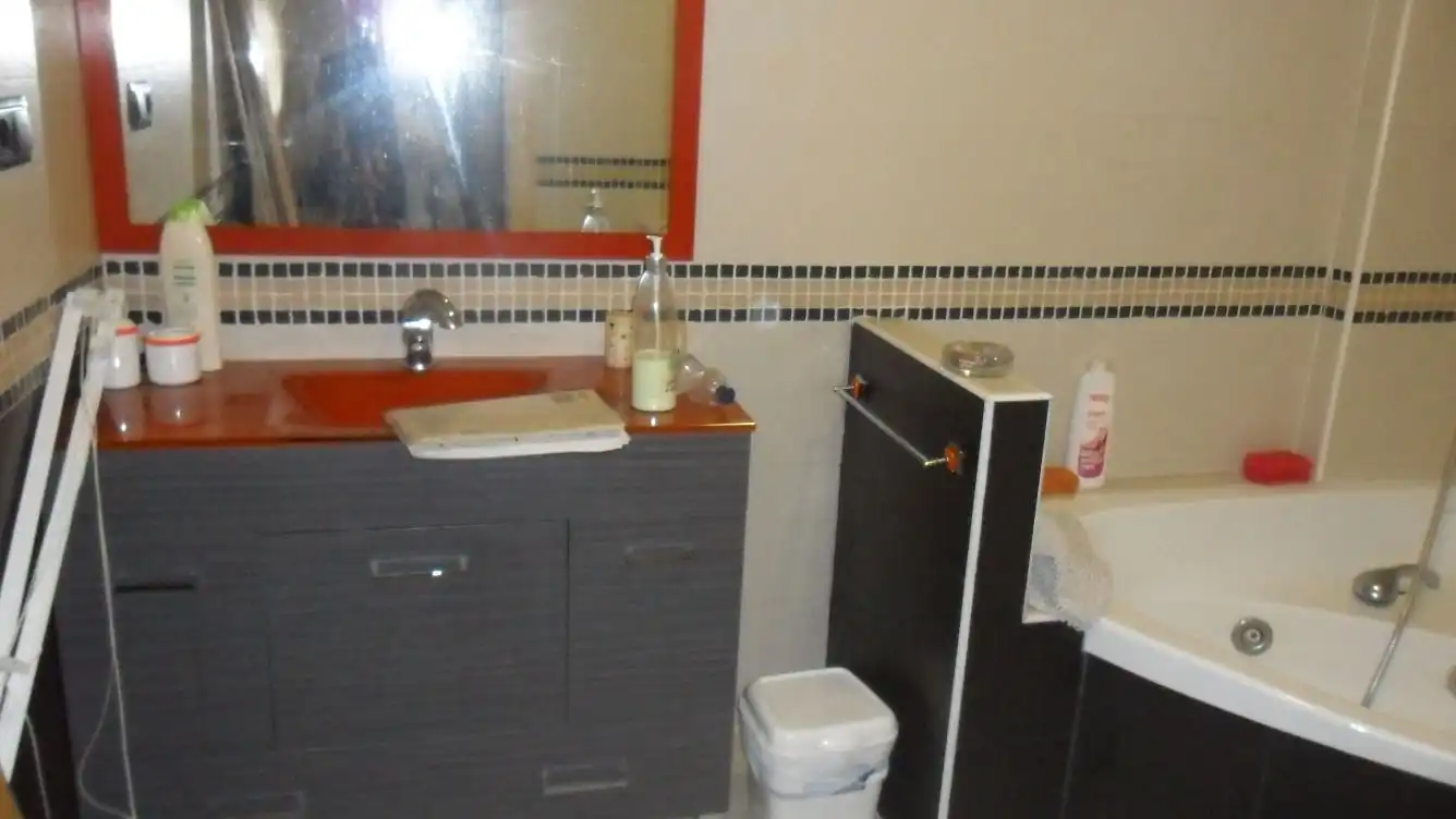 Badezimmer von Einfamilien-Reihenhaus zur Miete in Villarrobledo mit Klimaanlage, Heizung und Parkett